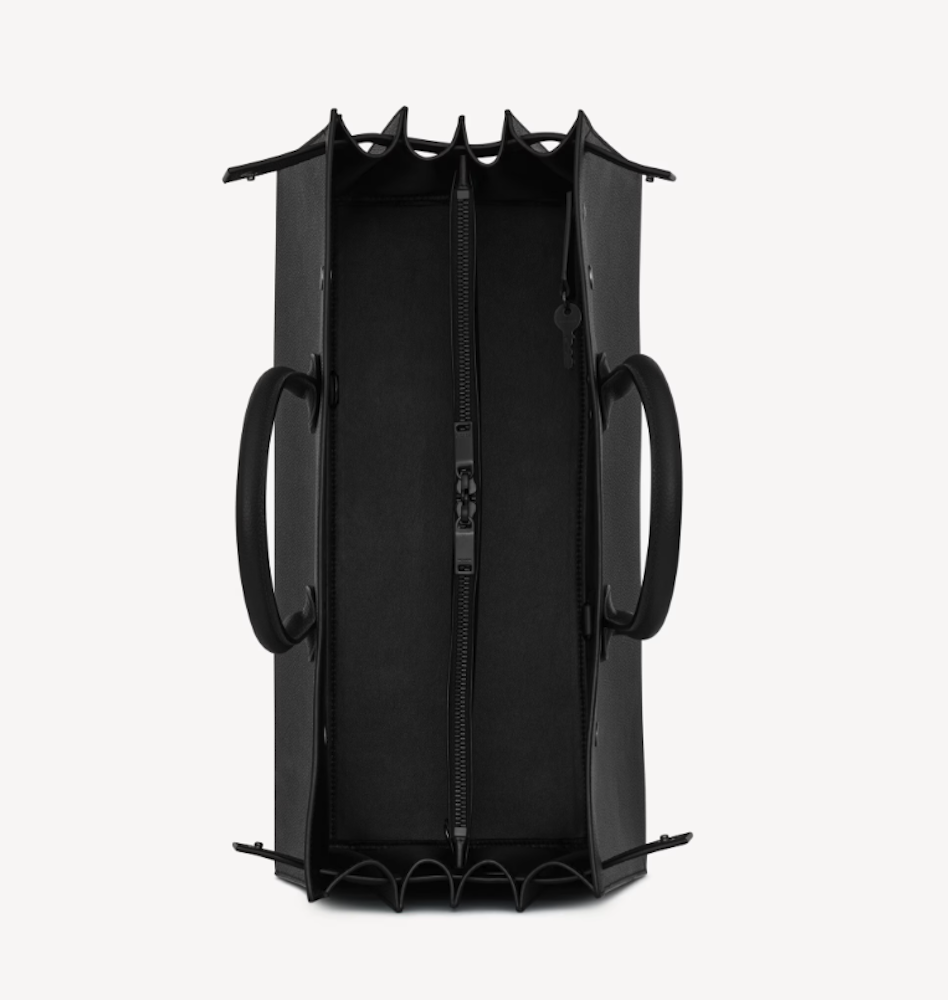 <p>アコーディオン式のサイドガセットにより、荷物の量に応じてバッグの容量を調整可能。日常使いからビジネスシーンまで幅広く対応。</p>