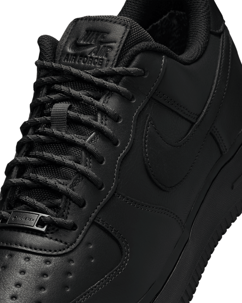 <p>GORE-TEXの防水膜がアッパー全体を覆い、雨や雪の日でも足をドライに保つ。</p>