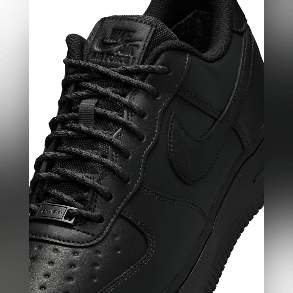 <p>GORE-TEXの防水膜がアッパー全体を覆い、雨や雪の日でも足をドライに保つ。</p>