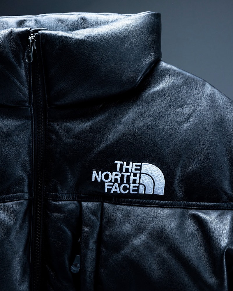 <p>SUMMITシリーズ25周年記念ダウンジャケットは、しなやかなシープスキンと700フィルダウンを採用。季節を問わず羽織れる保温性・機能性を両立した限定モデル。</p>