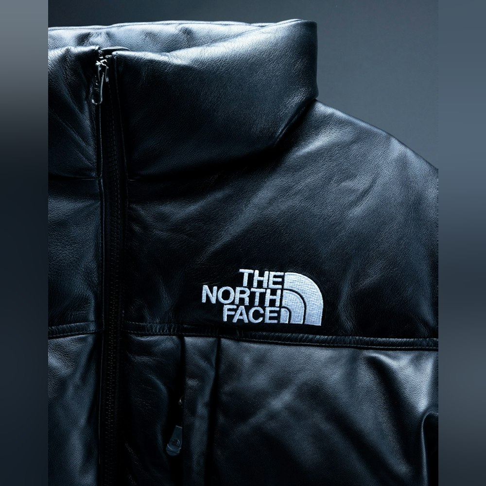 <p>SUMMITシリーズ25周年記念ダウンジャケットは、しなやかなシープスキンと700フィルダウンを採用。季節を問わず羽織れる保温性・機能性を両立した限定モデル。</p>