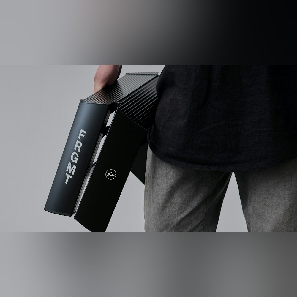 <p>全2弾のコラボレーションでデザインも第1弾と第2弾で異なる。第1弾はマットブラックのボディにホワイトのフラグメントロゴをあしらったデザイン。</p>