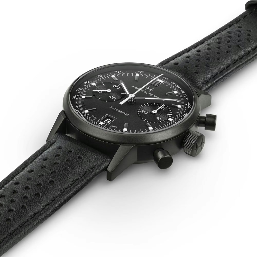 <p>サファイアクリスタル風防に反射防止コーティング。ねじ込み式クラウン。100m 防水。ストラップはパーフォレーテッド(穴開き)カーフレザー。耐久性と日常使いの機能を確保。</p>