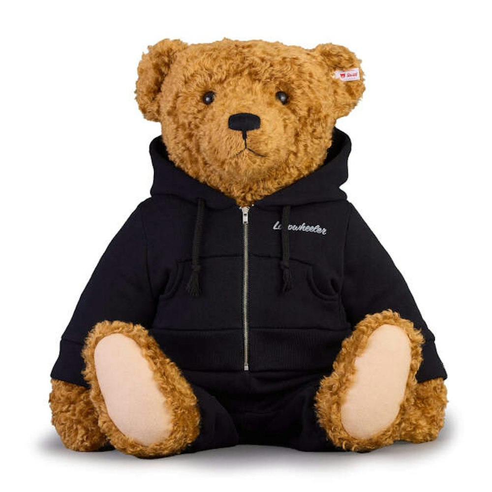 <p>全長70cmの大型テディベア。存在感も抜群。</p>