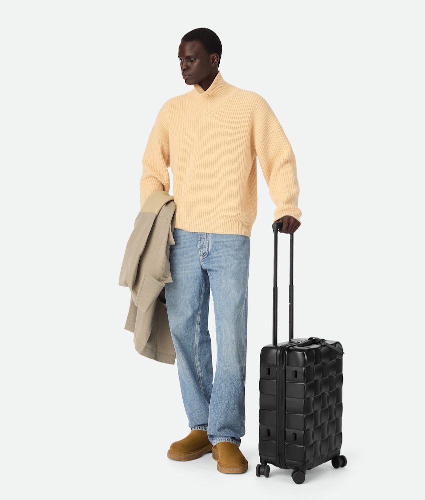 <p>イントレチャート柄のエンボス加工が施されたポリカーボネート製のスーツケース。サイズは機内持ち込み用（キャビン）と預け入れ用（チェックイン）の2種類。</p>