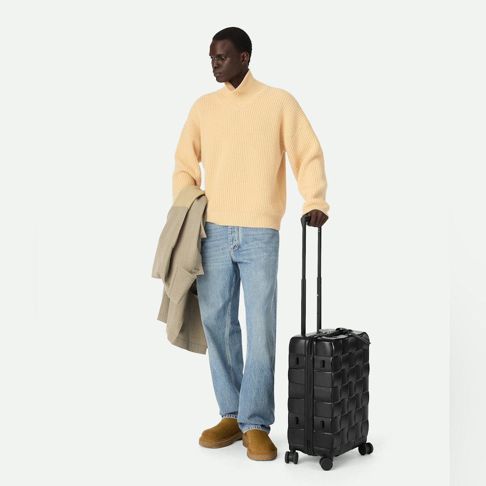 <p>イントレチャート柄のエンボス加工が施されたポリカーボネート製のスーツケース。サイズは機内持ち込み用(キャビン)と預け入れ用(チェックイン)の2種類。</p>