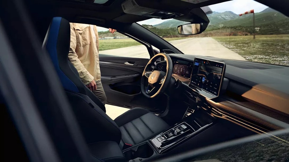 <p>R パフォーマンスパッケージ標準装備。最高速度を 270km/h へ引き上げ、ドリフトモードとスペシャルモードを追加。</p>