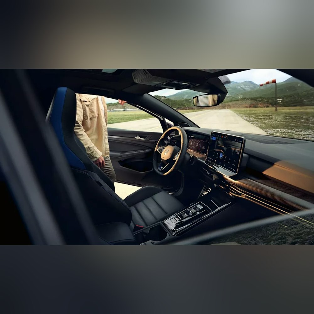 <p>R パフォーマンスパッケージ標準装備。最高速度を 270km/h へ引き上げ、ドリフトモードとスペシャルモードを追加。</p>