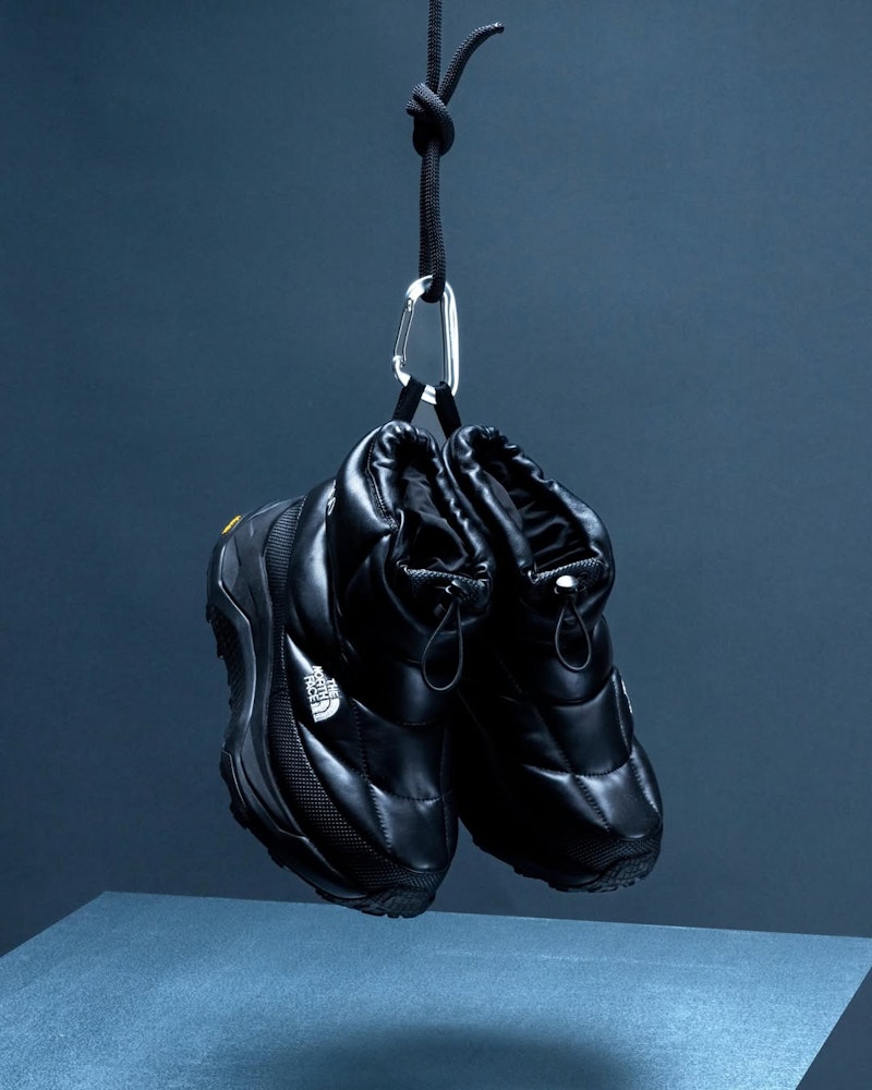 <p>ハイブリッドブーティはDREAMフォームミッドソールとVibram®アウトソールを搭載し、700フィルダウンで断熱。街中から山頂まで幅広い環境で快適に使える。</p>