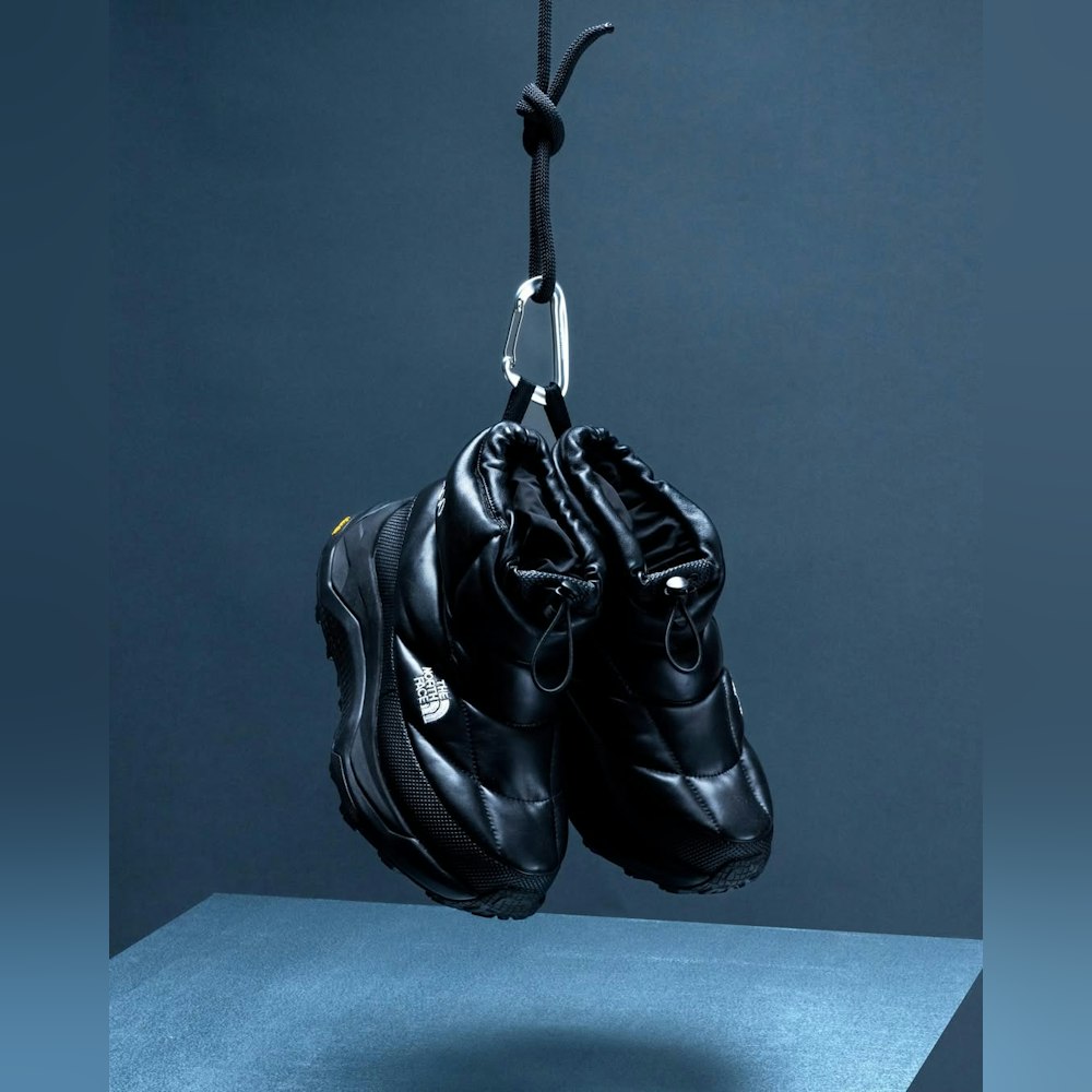 <p>ハイブリッドブーティはDREAMフォームミッドソールとVibram®アウトソールを搭載し、700フィルダウンで断熱。街中から山頂まで幅広い環境で快適に使える。</p>