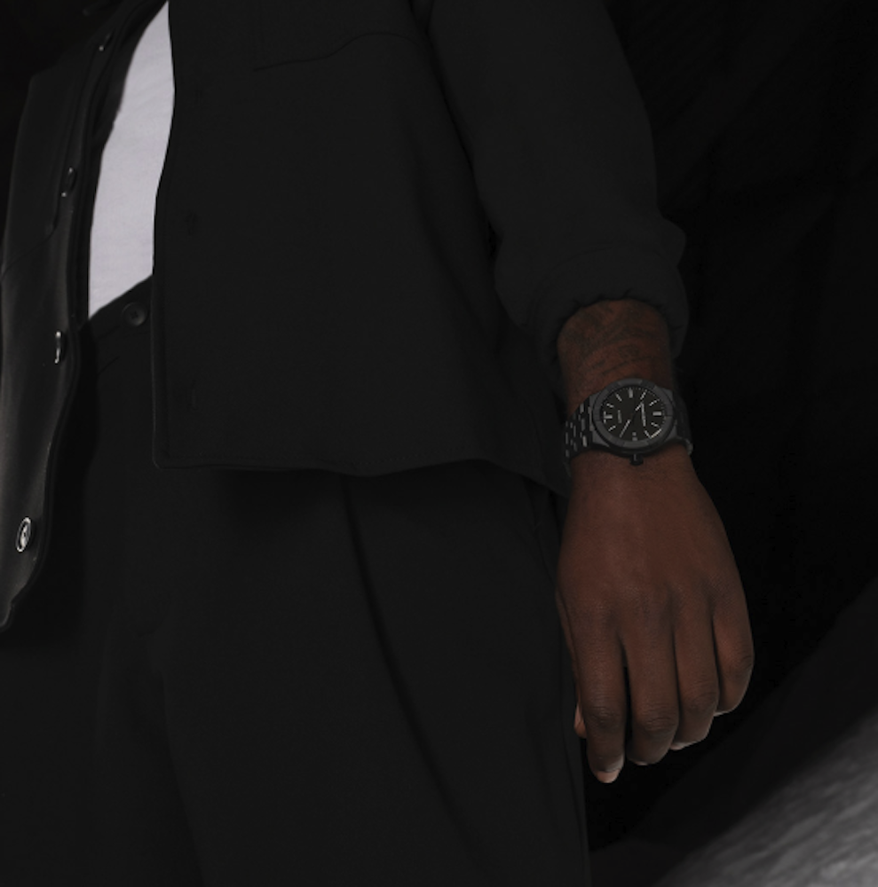 <p>直径 42 mm、厚さ約 11 mm。重さと存在感を持ちつつも、セラミックブレスレットにより腕への着け心地を調整可能。日常のビジネスシーンやカジュアルウェアとの両立可能。薄型シャツの袖口にも収まりやすい寸法。</p>