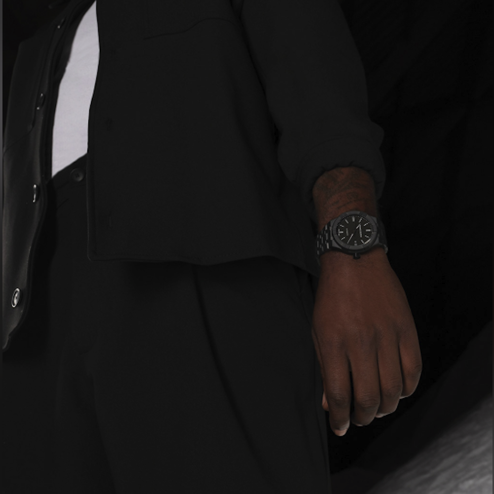 <p>直径 42 mm、厚さ約 11 mm。重さと存在感を持ちつつも、セラミックブレスレットにより腕への着け心地を調整可能。日常のビジネスシーンやカジュアルウェアとの両立可能。薄型シャツの袖口にも収まりやすい寸法。</p>