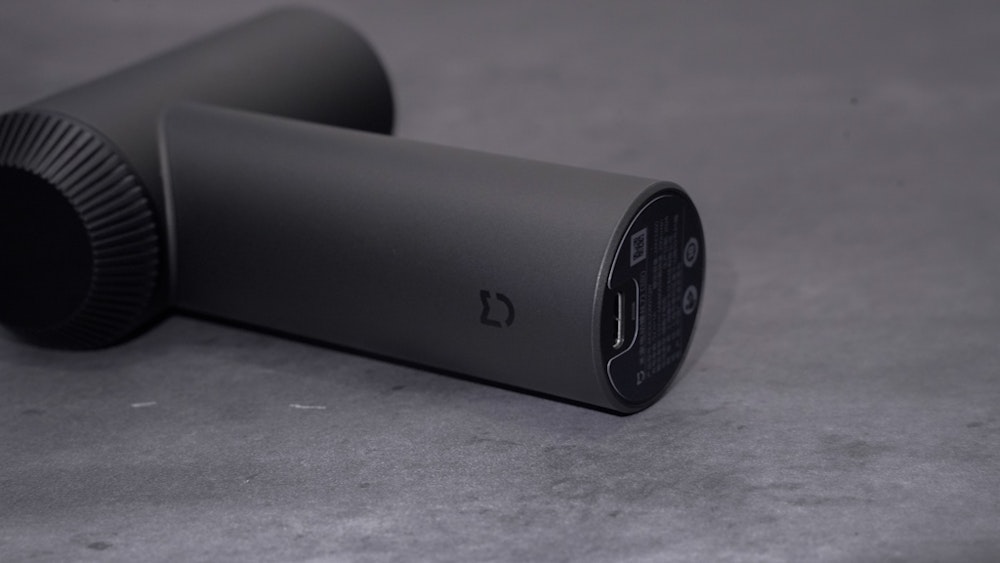 <p>持ち手に「MIJIA」ロゴを刻印。主張しすぎず、デザインの一部として自然に溶け込む。</p>