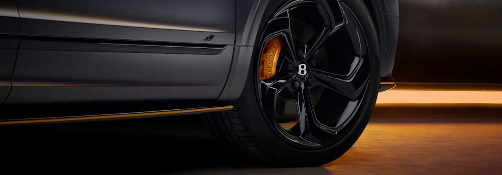 <p>ブラックバッジと「Black」アクセントが初めて採用されたバッジ、選べる7色のアクセントストライプとブレーキキャリパーによって、ディテールに統一感あるブラック基調のデザイン構成。</p>