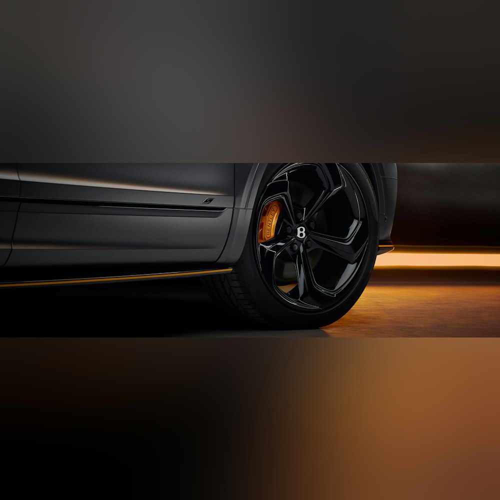 <p>ブラックバッジと「Black」アクセントが初めて採用されたバッジ、選べる7色のアクセントストライプとブレーキキャリパーによって、ディテールに統一感あるブラック基調のデザイン構成。</p>