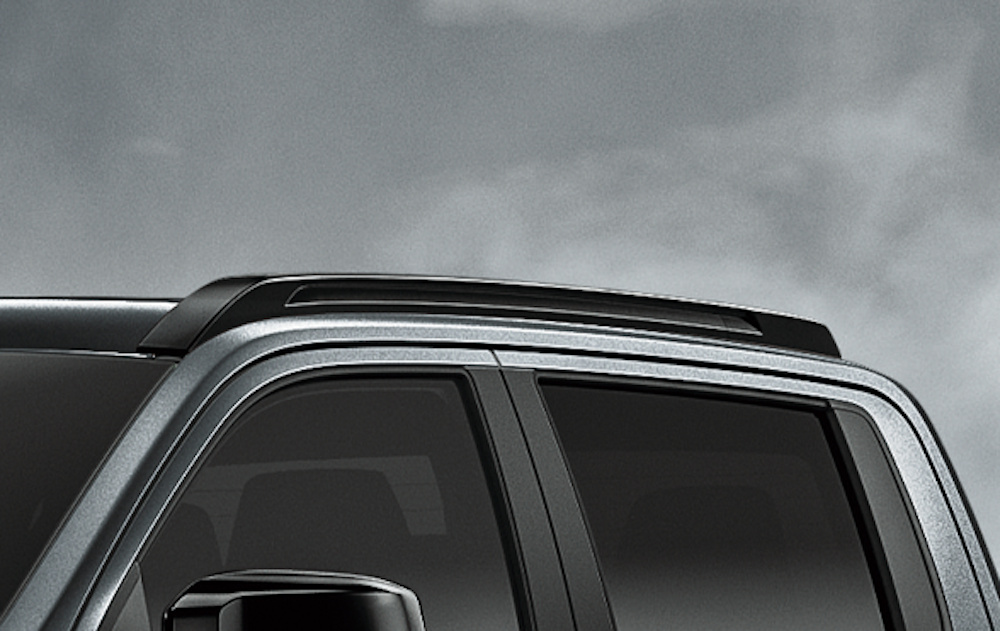 <p>ルーフレールや18インチアルミホイールなど、外装の要所をブラックで統一し、精悍なスタイリングを実現。</p>