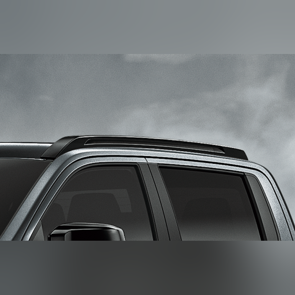 <p>ルーフレールや18インチアルミホイールなど、外装の要所をブラックで統一し、精悍なスタイリングを実現。</p>