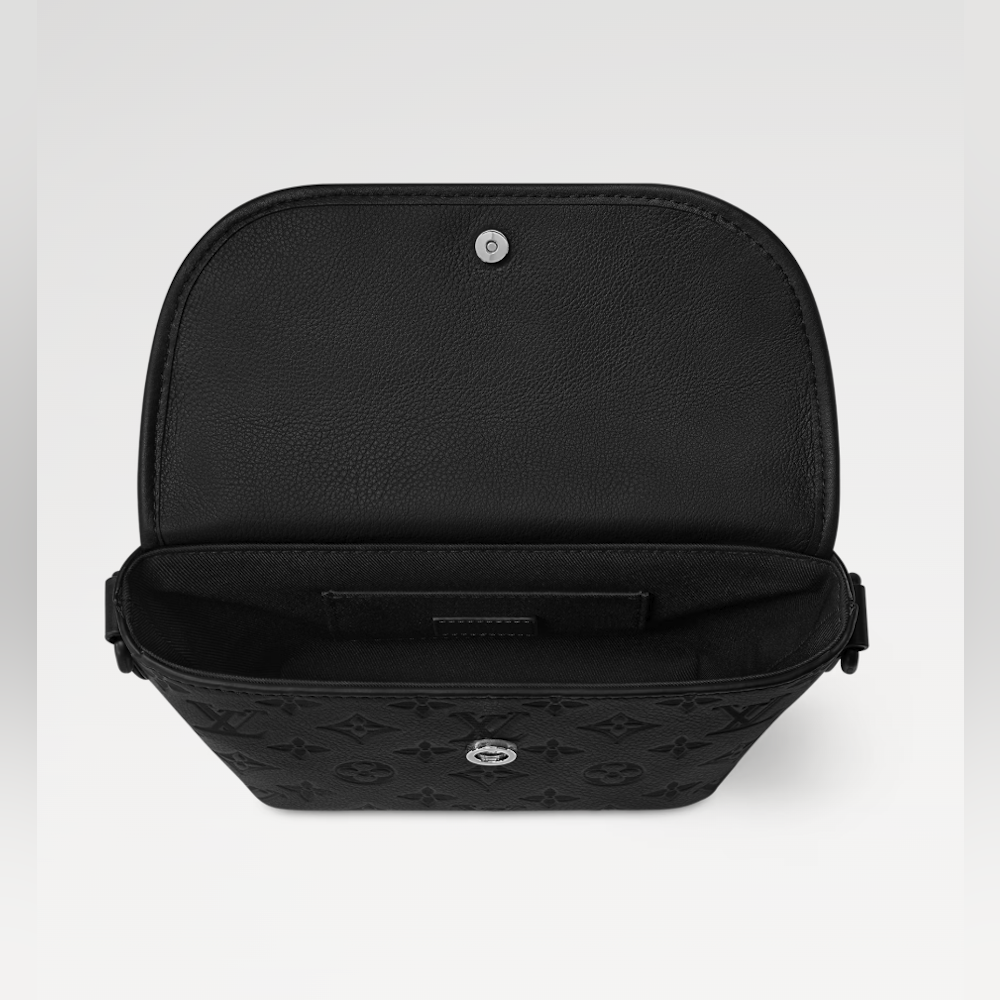 <p>22.5 x 16 x 5 cm(幅 x 高さ x マチ)で少し容量は少なめだが、スマホと財布とちょっとした最低限の小物を持ち運ぶには十分。</p>