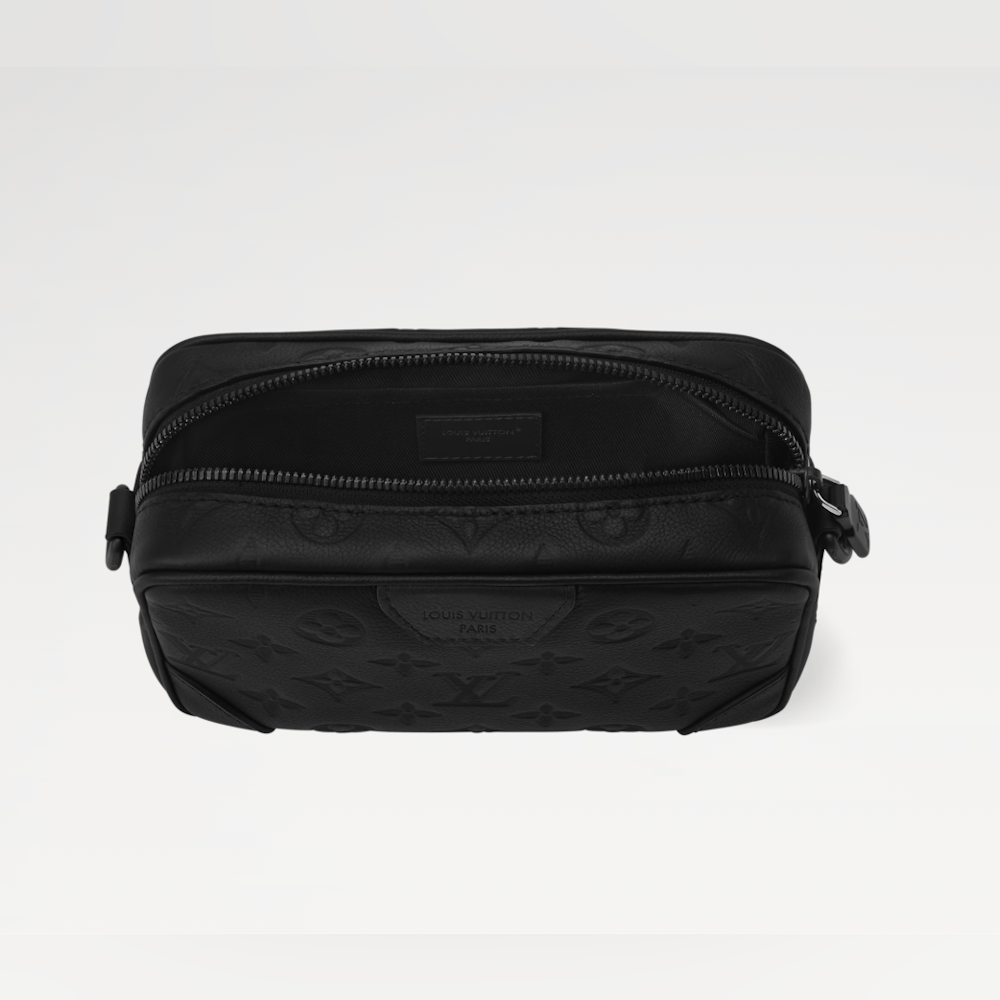 <p>コンパクトながらも、スマートフォンや財布、鍵などの必需品を収納可能。日常使いに最適なサイズ感。</p>