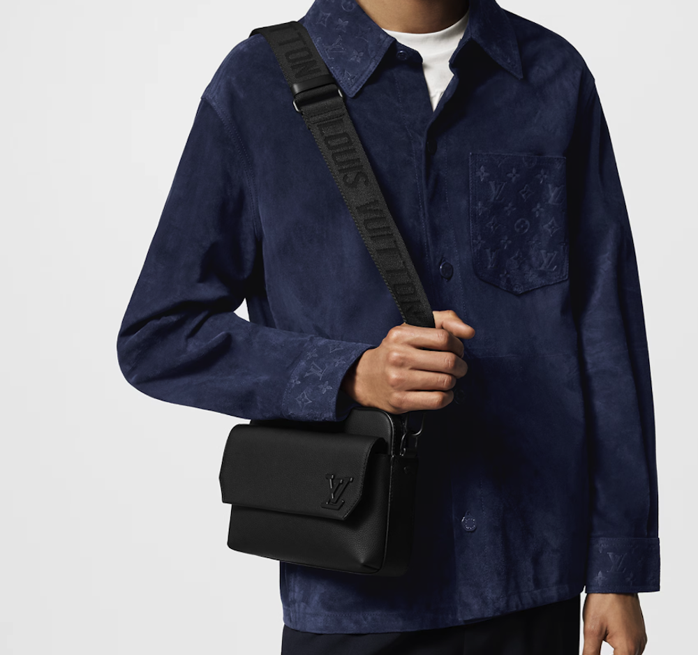 <p>取り外し可能で調節可能なストラップにより、肩掛けや斜め掛けのスタイルに対応。ストラップの長さは44.0cmから63.0cmまで調整可能。</p>