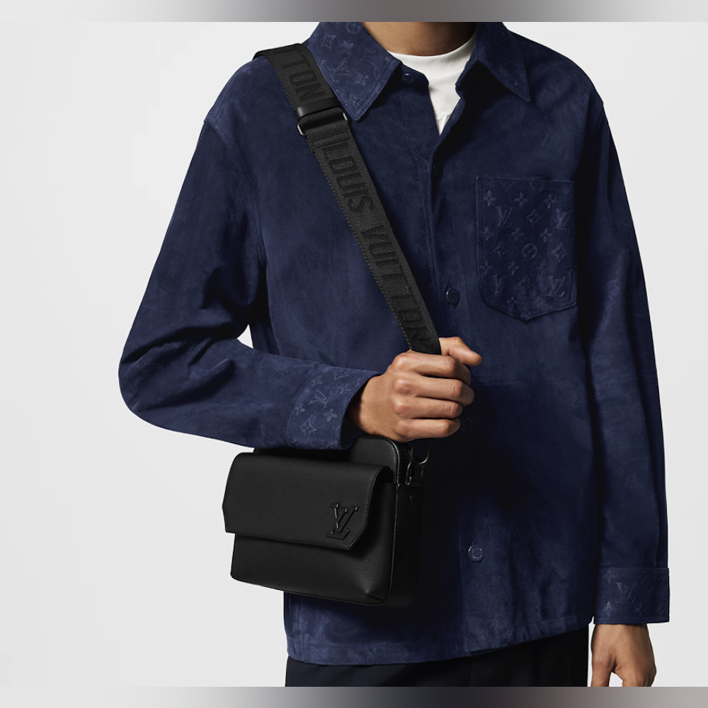 <p>取り外し可能で調節可能なストラップにより、肩掛けや斜め掛けのスタイルに対応。ストラップの長さは44.0cmから63.0cmまで調整可能。</p>