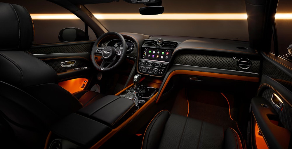 <p>運転中の揺れを抑え、長時間でも快適に走れる制御システム（48Vダイナミックライド）。カーボンファイバーやブラッククロームを用いた内装（カーボンファイバー内装トリム、ブラッククローム金属パック）はスポーティかつ堅牢。</p>