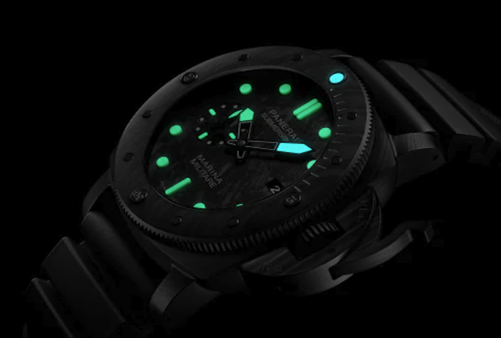 <p>30 bar（約300 m）防水性能を備え、日常の水仕事から本格的なダイビングまで対応。文字盤には日付表示とスモールセコンドを備え、蓄光インデックスにより暗所でも視認性を確保。</p>