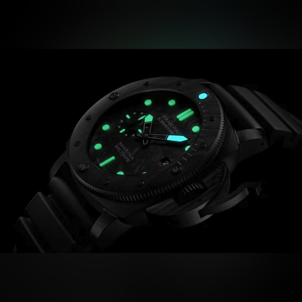 <p>30 bar(約300 m)防水性能を備え、日常の水仕事から本格的なダイビングまで対応。文字盤には日付表示とスモールセコンドを備え、蓄光インデックスにより暗所でも視認性を確保。</p>