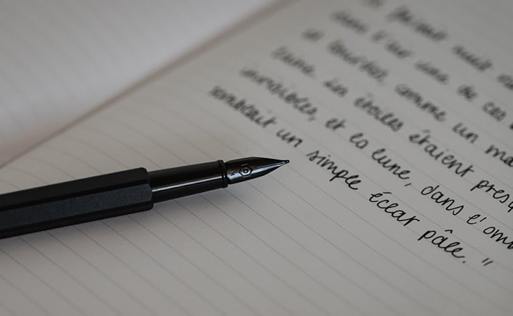 <p>849シリーズの万年筆は、軽量なアルミニウム製の六角形ボディを採用。ペン先までオールブラックで統一され、初めての万年筆としても使いやすい設計。</p>