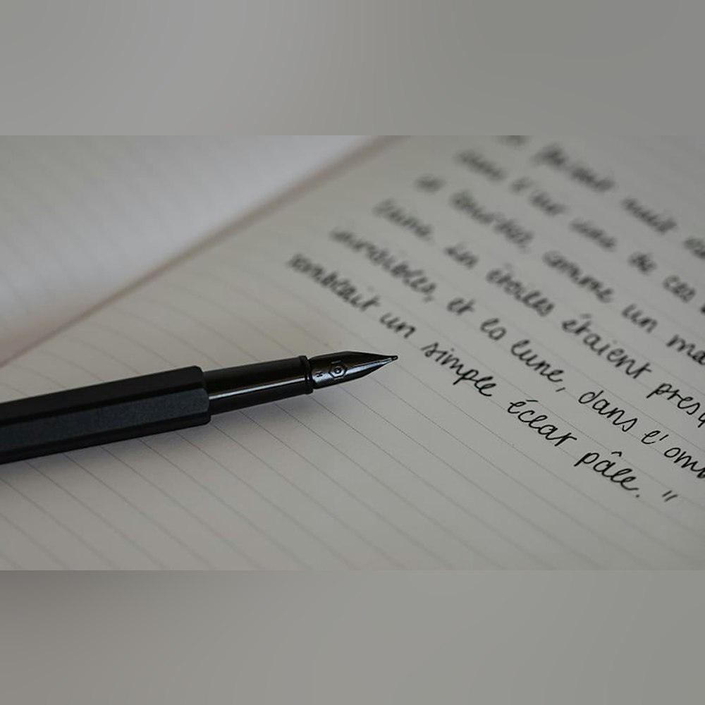 <p>849シリーズの万年筆は、軽量なアルミニウム製の六角形ボディを採用。ペン先までオールブラックで統一され、初めての万年筆としても使いやすい設計。</p>