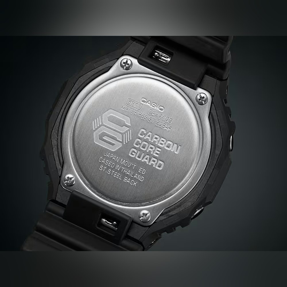 <p>カーボンファイバー強化ファインレジン使用のカーボンコアガード構造により、厚さ約11.8 mm・質量約51 gを実現。</p>