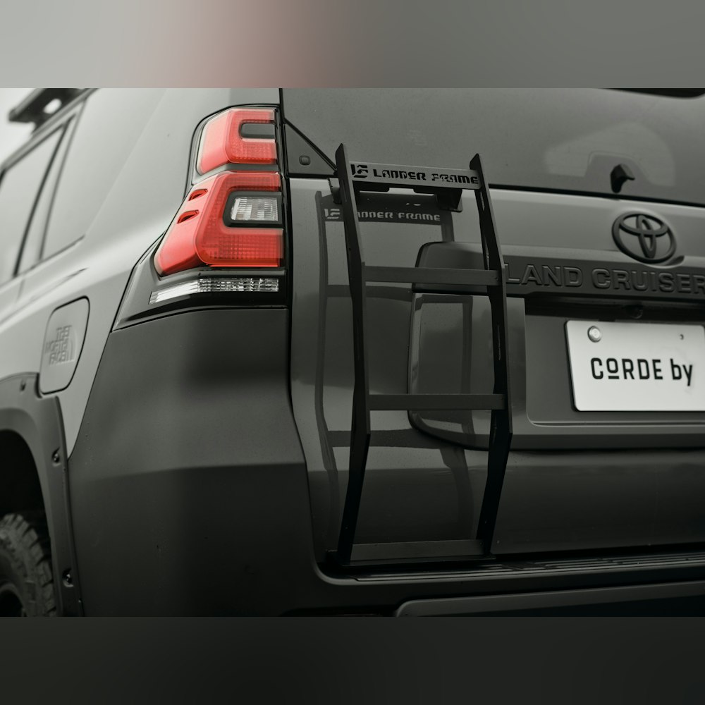 <p>フラットタイプのルーフキャリアやリヤガラス開閉可能なハーフラダーなど、アウトドアユーザーに役立つ装備を完備。</p>