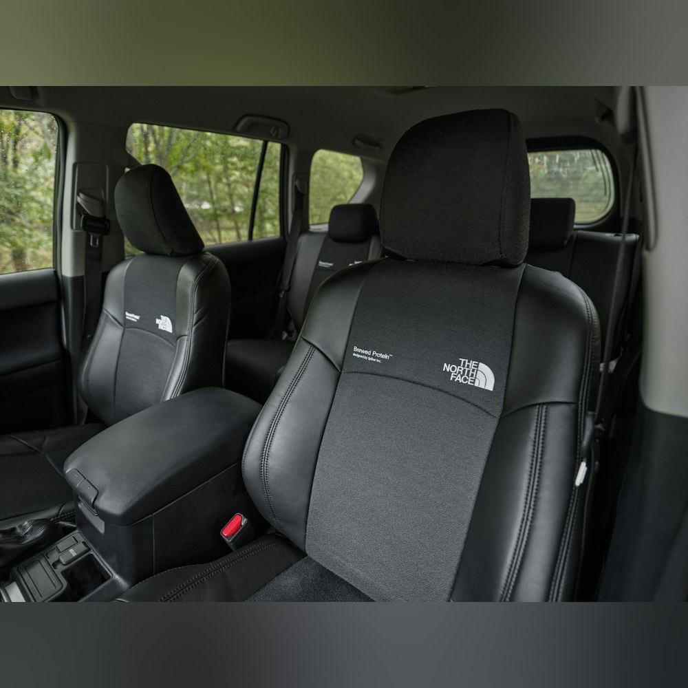 <p>次世代繊維「Brewed Protein™ファイバー」を世界で初めてシート素材に使用。ブラック基調のシートカバーに、背もたれとコンソールボックスへブランドロゴを配置。</p>