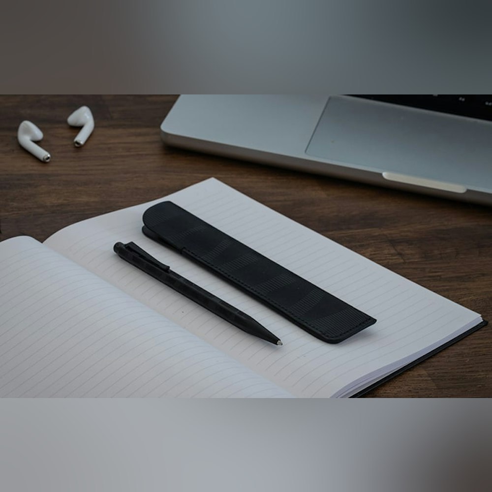 <p>エクリドール ブラックライン ボールペンは、真鍮製ボディにブラッククロームコーティングを施し、ギロシェ彫刻が立体感を演出。マットなブラッククロームのクリップとノックボタンが全体の調和を完成させている。</p>