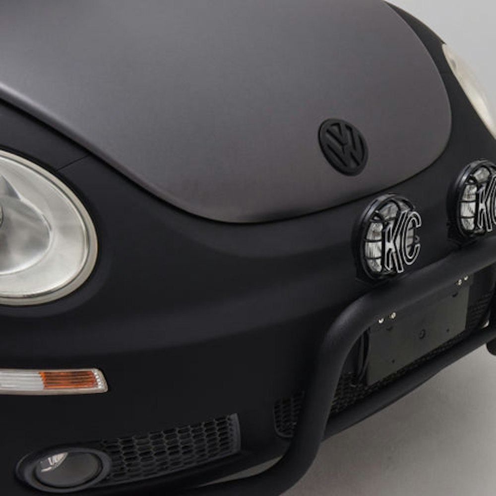 <p>フロントオフロードバンパーはLUDIXオリジナルの専用設計で、フォグランプマウントも備えた頑丈なスチール製。粉体塗装パウダーコーティングで仕上げられ、耐久性とデザイン性を両立。</p>