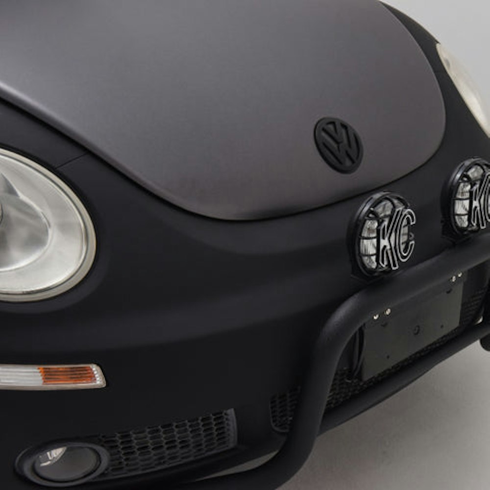 <p>フロントオフロードバンパーはLUDIXオリジナルの専用設計で、フォグランプマウントも備えた頑丈なスチール製。粉体塗装パウダーコーティングで仕上げられ、耐久性とデザイン性を両立。</p>