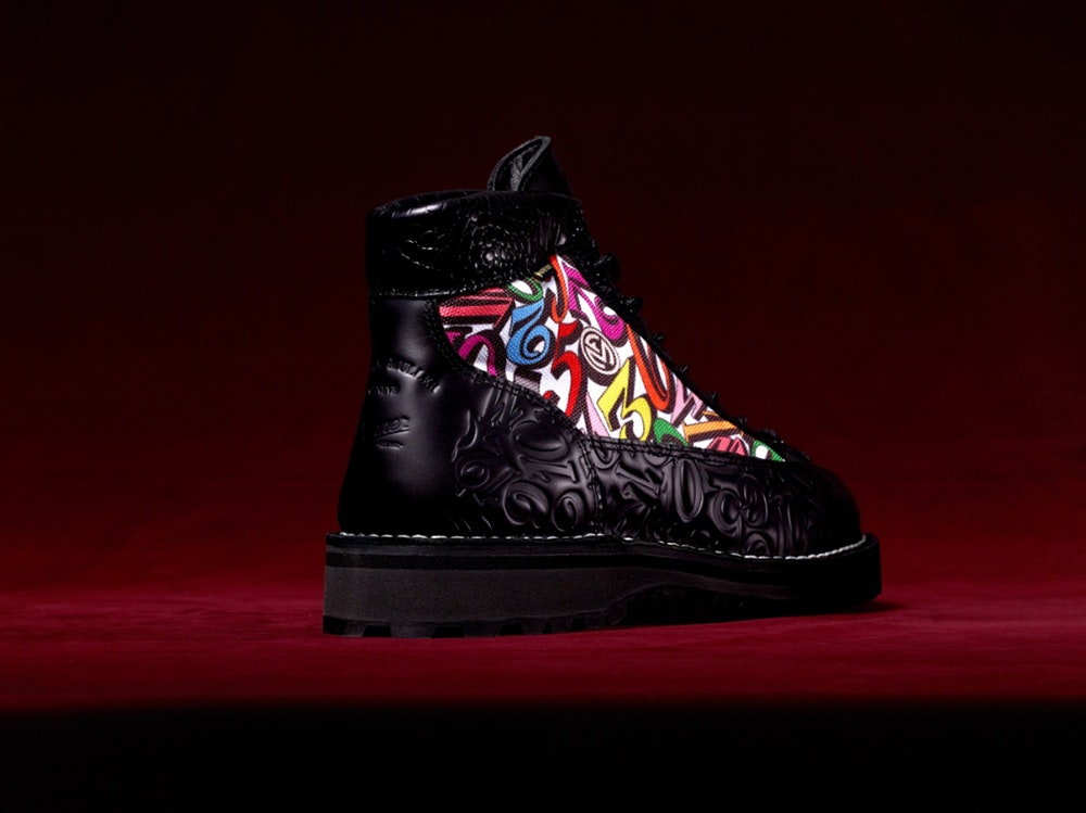 <p>レザー部分に“ビザン数字”の立体型押しを施し、FRANCK MULLER の象徴的なデザイン要素を取り込む。ブランドロゴ刻印はヒールとタンに配置。視覚的特徴でコラボらしさを強調。</p>