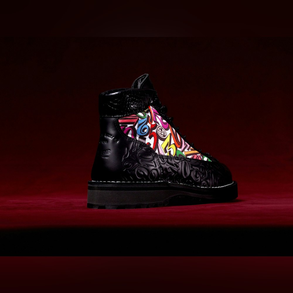 <p>レザー部分に“ビザン数字”の立体型押しを施し、FRANCK MULLER の象徴的なデザイン要素を取り込む。ブランドロゴ刻印はヒールとタンに配置。視覚的特徴でコラボらしさを強調。</p>