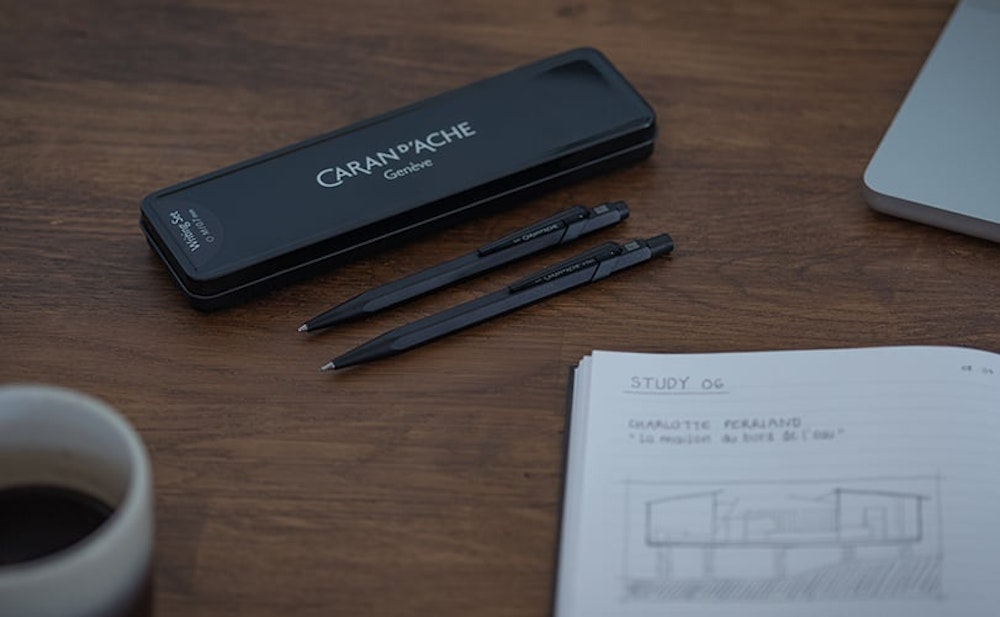 <p>849 ボールペンとメカニカルペンシルのセットは、限定のブラックメタルケース入りで、ギフトにも最適。ボールペンはゴリアットカートリッジを搭載し、長時間の筆記が可能。</p>