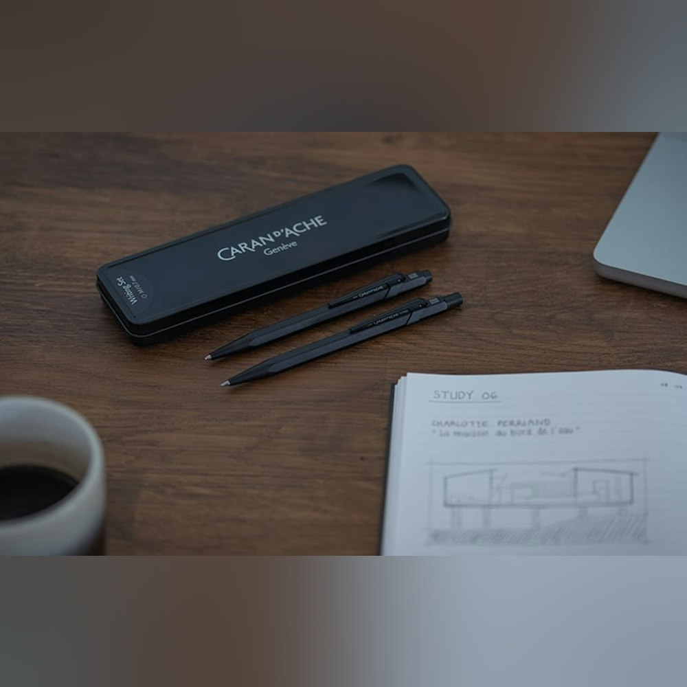 <p>849 ボールペンとメカニカルペンシルのセットは、限定のブラックメタルケース入りで、ギフトにも最適。ボールペンはゴリアットカートリッジを搭載し、長時間の筆記が可能。</p>