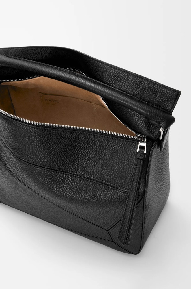 <p>サプルグレインカーフスキンを使用したラージサイズで、広々とした収納スペースを提供。日常使いから旅行まで幅広く対応。</p>