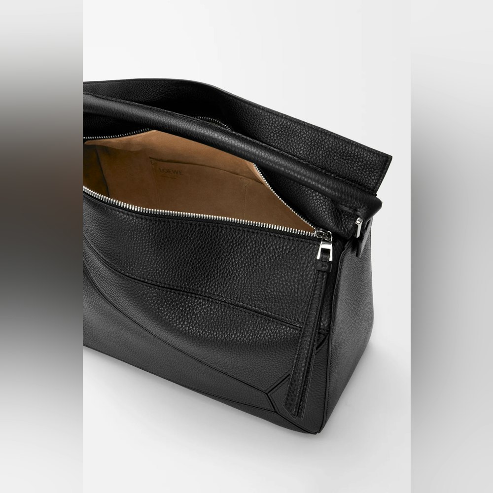 <p>サプルグレインカーフスキンを使用したラージサイズで、広々とした収納スペースを提供。日常使いから旅行まで幅広く対応。</p>