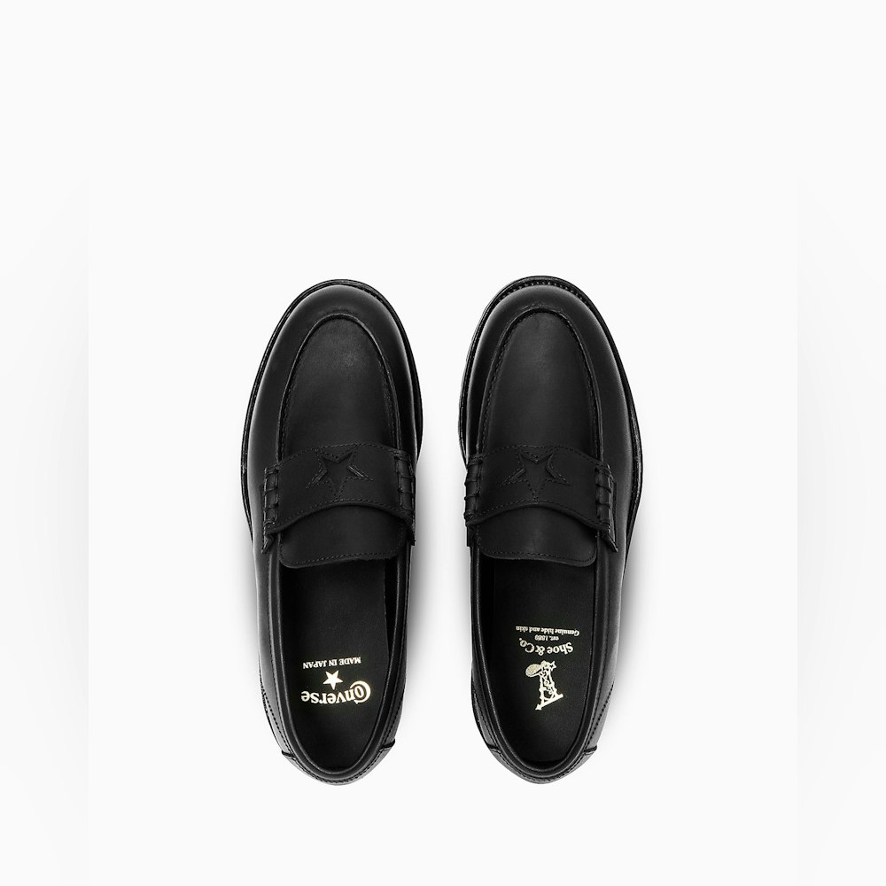 <p>リーガルの伝統とコンバースのアイコンが融合した特別なローファー。90年代のデザインをベースに、現代的な仕様でアップデート。</p>