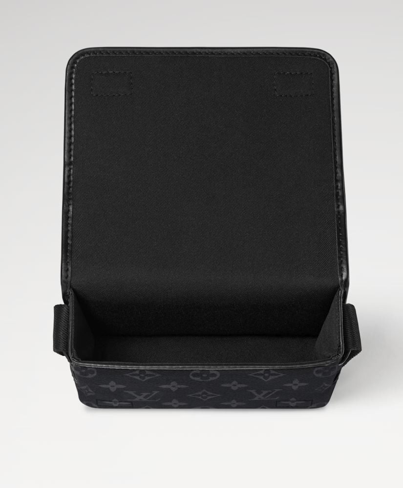 <p>広々としたメインコンパートメントと前面のファスナー式ポケットを備え、スマートフォンや財布などの必需品を整理して収納可能。日常使いに適した機能性を提供する。</p>