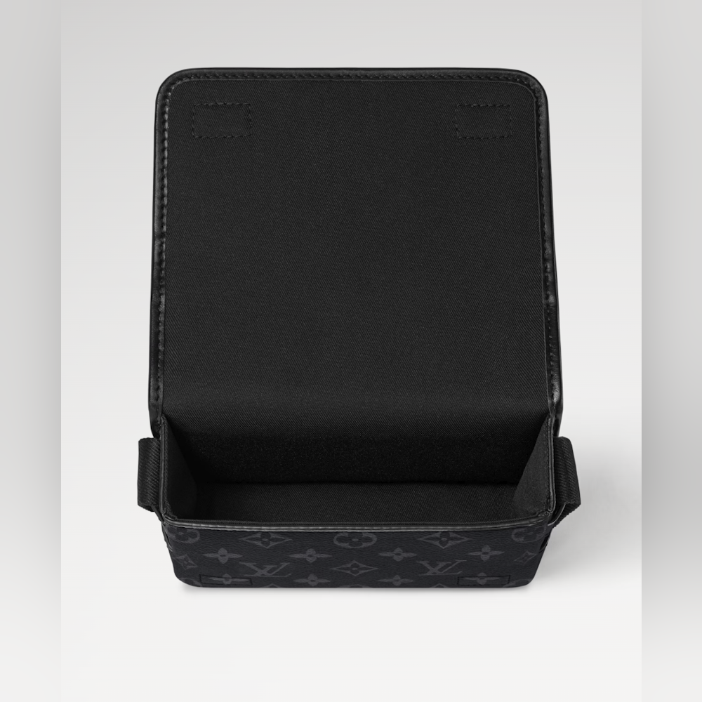 <p>広々としたメインコンパートメントと前面のファスナー式ポケットを備え、スマートフォンや財布などの必需品を整理して収納可能。日常使いに適した機能性を提供する。</p>