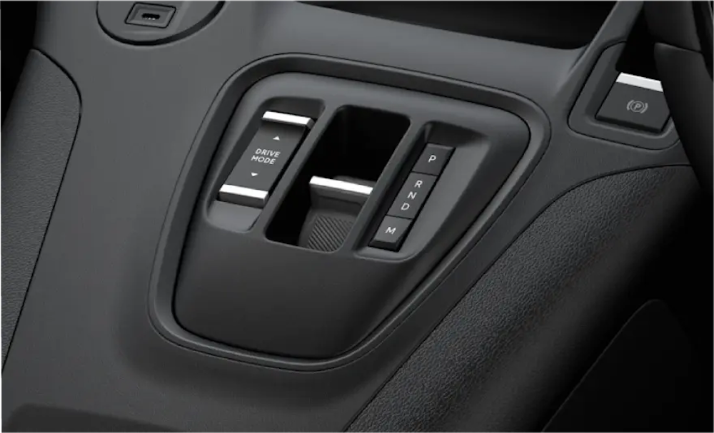 <p>グリップコントロールを標準装備。「ノーマル／スノー／マッド／サンド」の4モード切り替えで、雪道・ぬかるみ・砂地など異なる路面での走行安定性を確保。両側スライドドアで乗降・荷物の出し入れが容易。ミニバン＋MPVの汎用性を生かして、ファミリー・アウトドア両方のシーンで活用可能。</p>