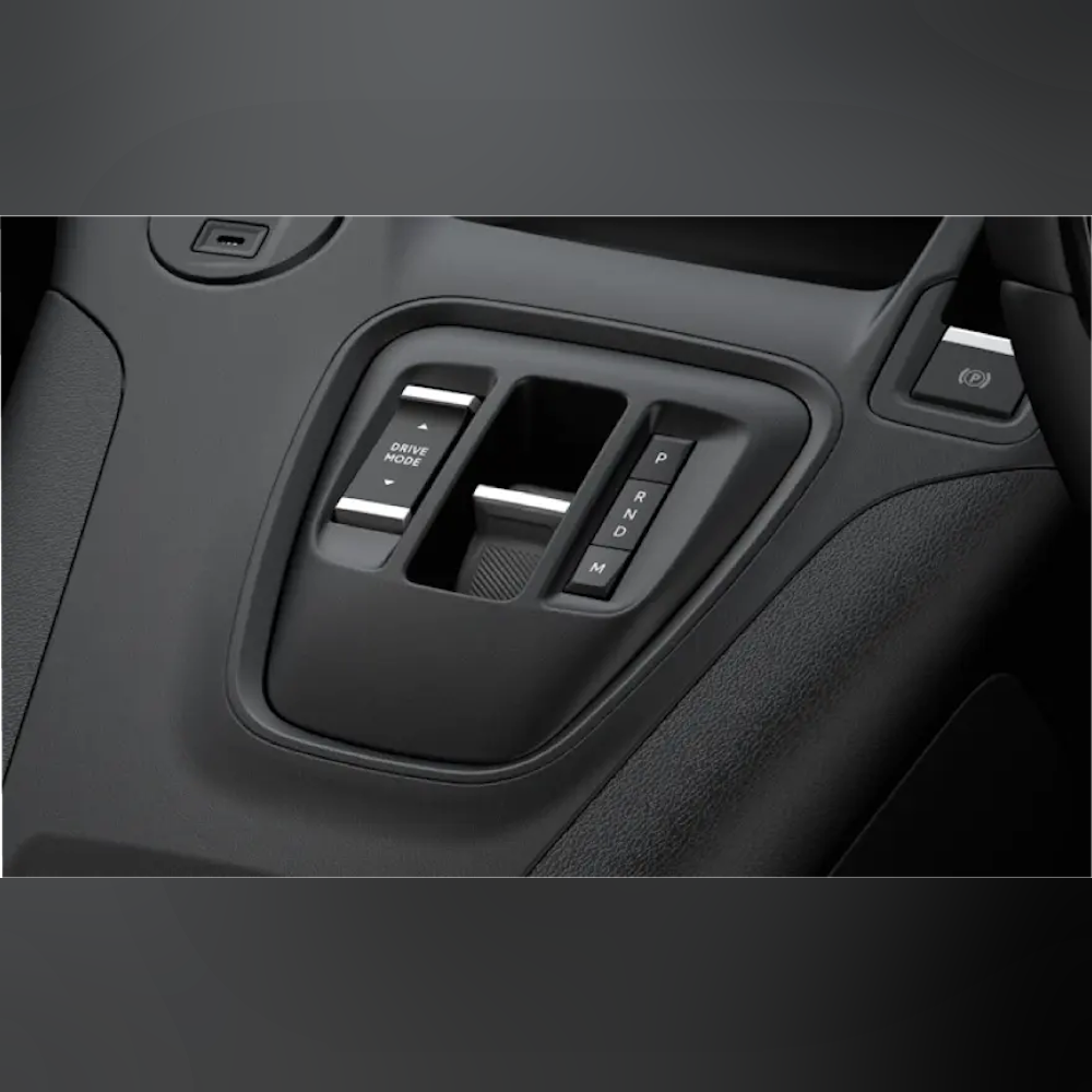 <p>グリップコントロールを標準装備。「ノーマル/スノー/マッド/サンド」の4モード切り替えで、雪道・ぬかるみ・砂地など異なる路面での走行安定性を確保。両側スライドドアで乗降・荷物の出し入れが容易。ミニバン+MPVの汎用性を生かして、ファミリー・アウトドア両方のシーンで活用可能。</p>