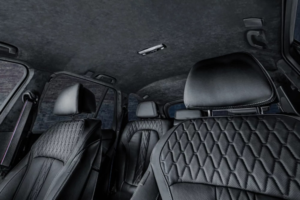 <p>BMW Individualピアノ・フィニッシュ・ブラック・トリムが、インテリアに高級感をプラス。ドライビングの喜びを一層高める空間。</p>