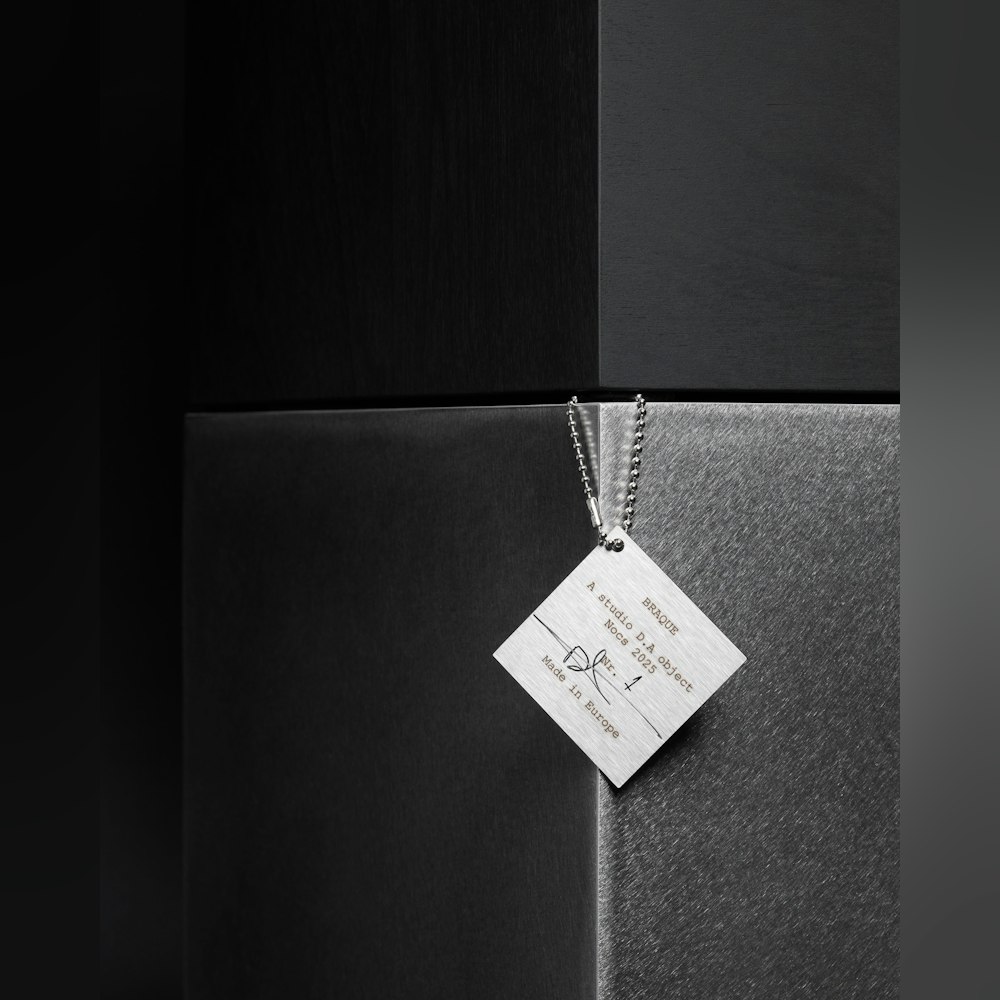 <p>北欧・欧州で組み立てられた限定生産モデル。一つひとつシリアルナンバー付きで管理され、手作業工程を経て細部まで精密に仕上げられる。</p>