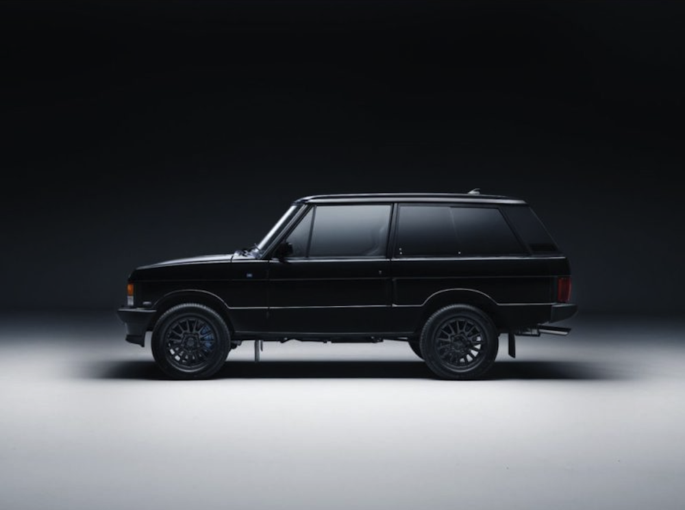 <p>限定10台のみ製作。Bishops Heritageによる完全リストアとBamfordのヴィンテージフォルムへの忠実な再現により、オリジナルの魅力を残しつつ革新を加えたデザイン。外観はLEDヘッドライトや18インチBowlerアロイホイール、ブラックトーンウィンドウなどでモダンに仕上げられている。</p>